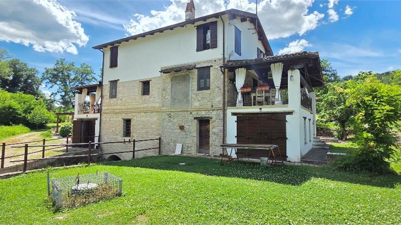 San Lorenzo in Campo vendesi casale ristrutturato con ampio giardino