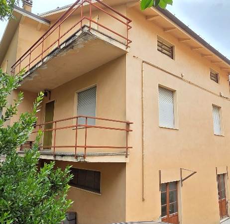 S. Michele vendesi casa indipendente con due appartamenti e laboratorio