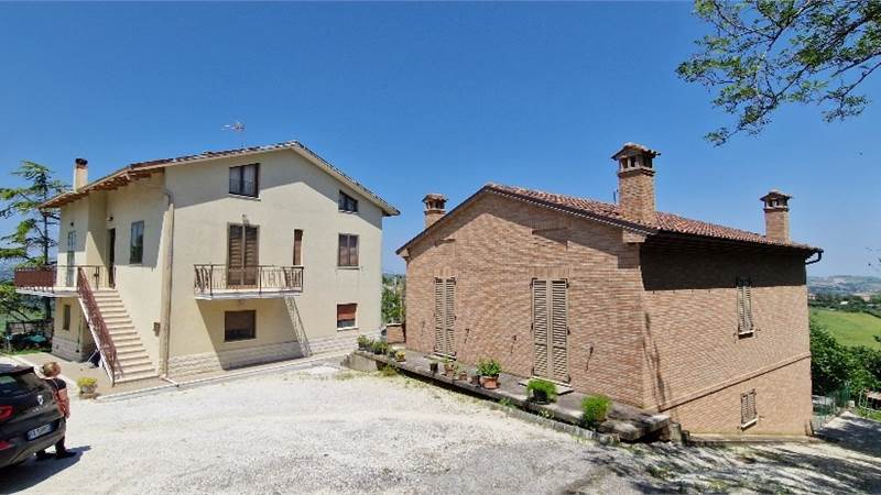 Corinaldo zona panoramica due case con terreno